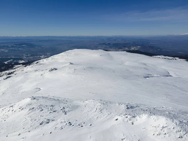 Bulgaristan 'ın Sofya kentinin Cherni Vrah tepesi yakınlarındaki Vitosha Dağı' nın hava kışı manzarası