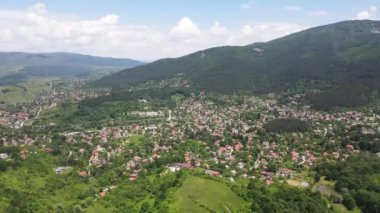 Bulgaristan 'ın Pernik bölgesindeki Rudartsi Köyü yakınlarındaki Vitosha Dağı' nın şaşırtıcı hava manzarası
