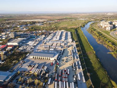 Bulgaristan 'ın Filibe kenti Maritsa nehri ve panoramasının şaşırtıcı hava manzarası