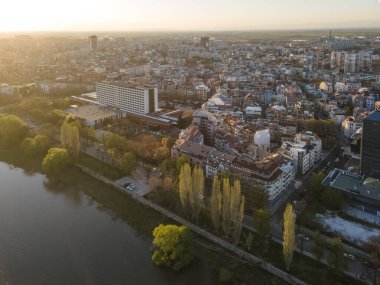 Bulgaristan 'ın Filibe kenti Maritsa nehri ve panoramasının şaşırtıcı hava manzarası