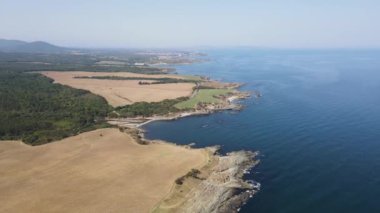 Bulgaristan 'ın Burgaz Bölgesi' nin Varvara kasabası yakınlarındaki Karadeniz kıyı şeridinin hava manzarası 