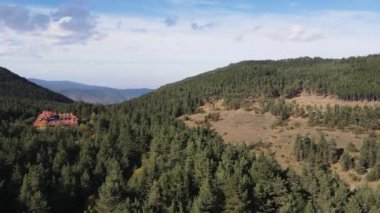 Bulgaristan 'ın Filibe Bölgesi, Rodop Dağları' ndaki Kızıl Duvar Biyosfer rezervinin hava görüntüsü