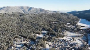 Bulgaristan 'ın Rila ve Rhodopes dağı arasındaki Yundola bölgesinin şaşırtıcı kışı manzarası