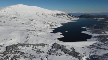 Bulgaristan 'ın Rila dağındaki Belmeken Barajı' nın şaşırtıcı kış manzarası