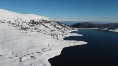 Bulgaristan 'ın Rila dağındaki Belmeken Barajı' nın şaşırtıcı kış manzarası