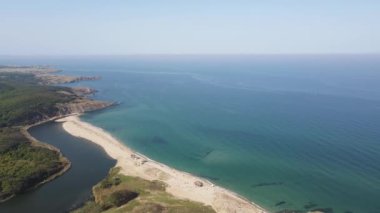 Bulgaristan 'ın Burgaz Bölgesi Sinemorets köyü, Veleka Nehri' nin ağzındaki sahil manzarası