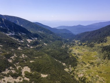 Bulgaristan 'ın Yalovarnika zirvesi yakınlarındaki Pirin Dağı' nın şaşırtıcı hava manzarası