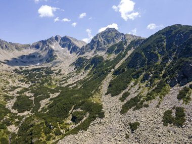 Bulgaristan 'ın Yalovarnika zirvesi yakınlarındaki Pirin Dağı' nın şaşırtıcı hava manzarası