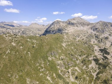 Bulgaristan 'ın Yalovarnika zirvesi yakınlarındaki Pirin Dağı' nın şaşırtıcı hava manzarası