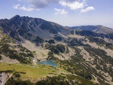 Bulgaristan 'ın Yalovarnika zirvesi yakınlarındaki Pirin Dağı' nın şaşırtıcı hava manzarası