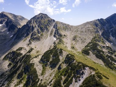 Bulgaristan 'ın Yalovarnika zirvesi yakınlarındaki Pirin Dağı' nın şaşırtıcı hava manzarası
