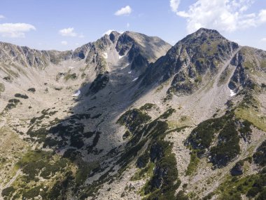 Bulgaristan 'ın Yalovarnika zirvesi yakınlarındaki Pirin Dağı' nın şaşırtıcı hava manzarası