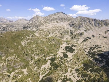 Bulgaristan 'ın Yalovarnika zirvesi yakınlarındaki Pirin Dağı' nın şaşırtıcı hava manzarası