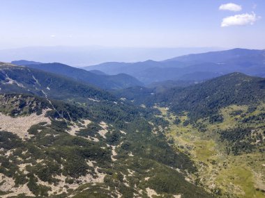 Bulgaristan 'ın Yalovarnika zirvesi yakınlarındaki Pirin Dağı' nın şaşırtıcı hava manzarası