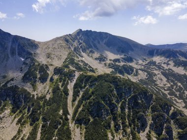 Bulgaristan 'ın Yalovarnika zirvesi yakınlarındaki Pirin Dağı' nın şaşırtıcı hava manzarası
