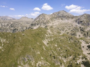 Bulgaristan 'ın Yalovarnika zirvesi yakınlarındaki Pirin Dağı' nın şaşırtıcı hava manzarası