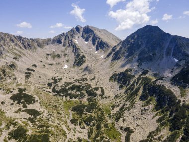 Bulgaristan 'ın Yalovarnika zirvesi yakınlarındaki Pirin Dağı' nın şaşırtıcı hava manzarası