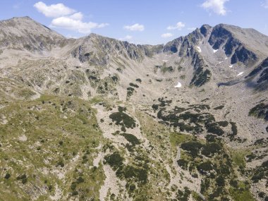 Bulgaristan 'ın Yalovarnika zirvesi yakınlarındaki Pirin Dağı' nın şaşırtıcı hava manzarası