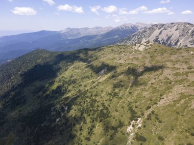 Bulgaristan 'ın Yalovarnika zirvesi yakınlarındaki Pirin Dağı' nın şaşırtıcı hava manzarası