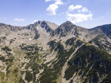 Bulgaristan 'ın Yalovarnika zirvesi yakınlarındaki Pirin Dağı' nın şaşırtıcı hava manzarası