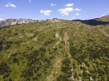 Bulgaristan 'ın Yalovarnika zirvesi yakınlarındaki Pirin Dağı' nın şaşırtıcı hava manzarası