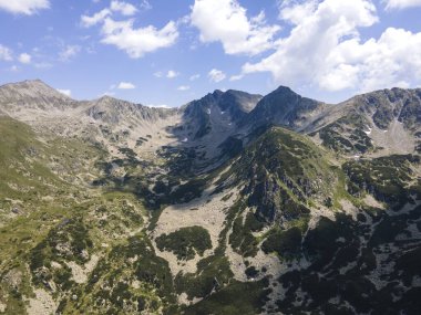 Bulgaristan 'ın Yalovarnika zirvesi yakınlarındaki Pirin Dağı' nın şaşırtıcı hava manzarası