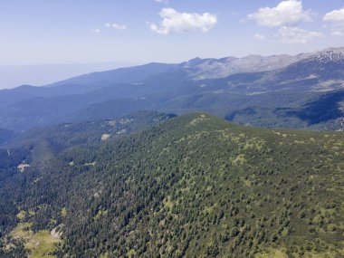 Bulgaristan 'ın Yalovarnika zirvesi yakınlarındaki Pirin Dağı' nın şaşırtıcı hava manzarası