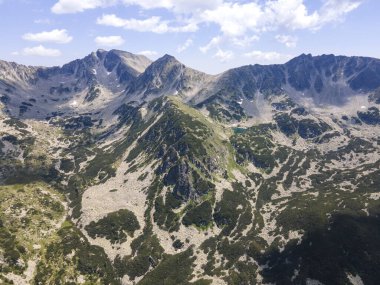 Bulgaristan 'ın Yalovarnika zirvesi yakınlarındaki Pirin Dağı' nın şaşırtıcı hava manzarası
