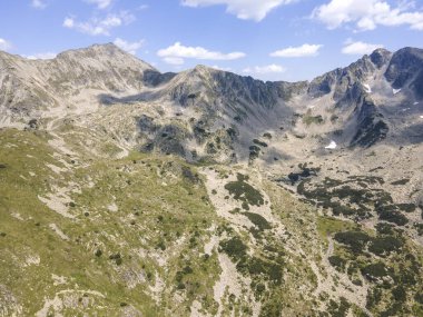 Bulgaristan 'ın Yalovarnika zirvesi yakınlarındaki Pirin Dağı' nın şaşırtıcı hava manzarası