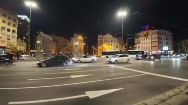 SOFYA, BULGARIA - 13 Aralık 2023: Bulgaristan 'ın Sofya kentindeki Perlovska nehri üzerindeki Eagle Bridge' in gün batımı manzarası