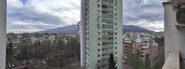 SOFYA, BULGARIA - 13 Aralık 2023: Bulgaristan 'ın Sofya kentindeki komünist dönemden kalma tipik konut binası