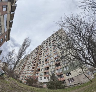 SOFYA, BULGARIA - 13 Aralık 2023: Bulgaristan 'ın Sofya kentindeki komünist dönemden kalma tipik konut binası