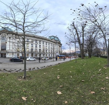 SOFYA, BULGARIA - 13 Aralık 2023: Sofya Üniversitesi St. Kliment Ohridski 'nin gün batımı manzarası, Bulgaristan