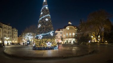 PLOVDIV, BULGARIA - 18 ARALIK 2023: Bulgaristan 'ın Filibe kentinin şaşırtıcı Sunset Manzarası