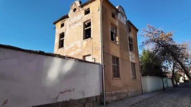 PLOVDIV, BULGARIA - 19 ARALIK 2023: Mimari ve tarihi rezervlerde Sokak ve Dokuzuncu Yüzyıl Evleri Bulgaristan 'ın eski Plovdiv kenti