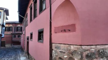 PLOVDIV, BULGARIA - 19 ARALIK 2023: Mimari ve tarihi rezervlerde Sokak ve Dokuzuncu Yüzyıl Evleri Bulgaristan 'ın eski Plovdiv kenti