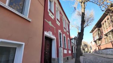 PLOVDIV, BULGARIA - 19 ARALIK 2023: Mimari ve tarihi rezervlerde Sokak ve Dokuzuncu Yüzyıl Evleri Bulgaristan 'ın eski Plovdiv kenti