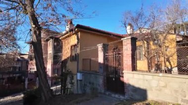 PLOVDIV, BULGARIA - 19 ARALIK 2023: Mimari ve tarihi rezervlerde Sokak ve Dokuzuncu Yüzyıl Evleri Bulgaristan 'ın eski Plovdiv kenti