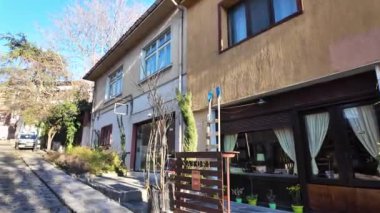 PLOVDIV, BULGARIA - 19 ARALIK 2023: Mimari ve tarihi rezervlerde Sokak ve Dokuzuncu Yüzyıl Evleri Bulgaristan 'ın eski Plovdiv kenti