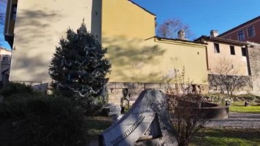 PLOVDIV, BULGARIA - 19 ARALIK 2023: Mimari ve tarihi rezervlerde Sokak ve Dokuzuncu Yüzyıl Evleri Bulgaristan 'ın eski Plovdiv kenti
