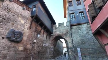 PLOVDIV, BULGARIA - 19 ARALIK 2023: Mimari ve tarihi rezervlerde Sokak ve Dokuzuncu Yüzyıl Evleri Bulgaristan 'ın eski Plovdiv kenti
