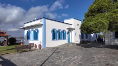 PORTO LAGOS, GREECE - 26 Aralık 2023: Porto Lagos, Doğu Makedonya ve Trakya 'daki iki adada bulunan Aziz Nicholas Manastırı, Yunanistan