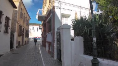 XANTHI, GREECE - 26 Aralık 2023: Xanthi, Doğu Makedonya ve Trakya 'daki eski sokak ve eski evler