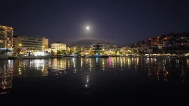 KAVALA, GREECE - 26 Aralık 2023: Kavala, Doğu Makedonya ve Trakya 'nın Costal Caddesi' nin Günbatımı Panoraması, Yunanistan