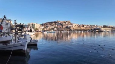 KAVALA, GREECE - 26 Aralık 2023: Kavala, Doğu Makedonya ve Trakya 'nın Costal Caddesi' nin Günbatımı Panoraması, Yunanistan