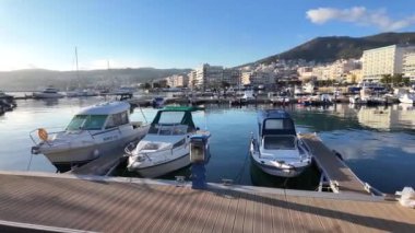 KAVALA, GREECE - 26 Aralık 2023: Kavala, Doğu Makedonya ve Trakya 'nın Costal Caddesi' nin Günbatımı Panoraması, Yunanistan