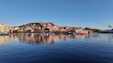 KAVALA, GREECE - 26 Aralık 2023: Kavala, Doğu Makedonya ve Trakya 'nın Costal Caddesi' nin Günbatımı Panoraması, Yunanistan