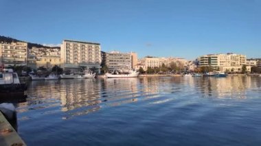 KAVALA, GREECE - 26 Aralık 2023: Kavala, Doğu Makedonya ve Trakya 'nın Costal Caddesi' nin Günbatımı Panoraması, Yunanistan