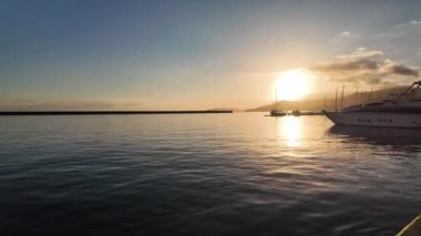 KAVALA, GREECE - 26 Aralık 2023: Kavala, Doğu Makedonya ve Trakya 'nın Costal Caddesi' nin Günbatımı Panoraması, Yunanistan