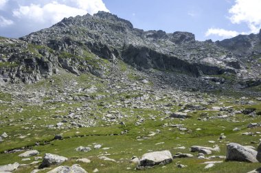 Bulgaristan 'ın Kalin zirvesi yakınlarındaki Rila Dağı' nın İnanılmaz Yaz Manzarası